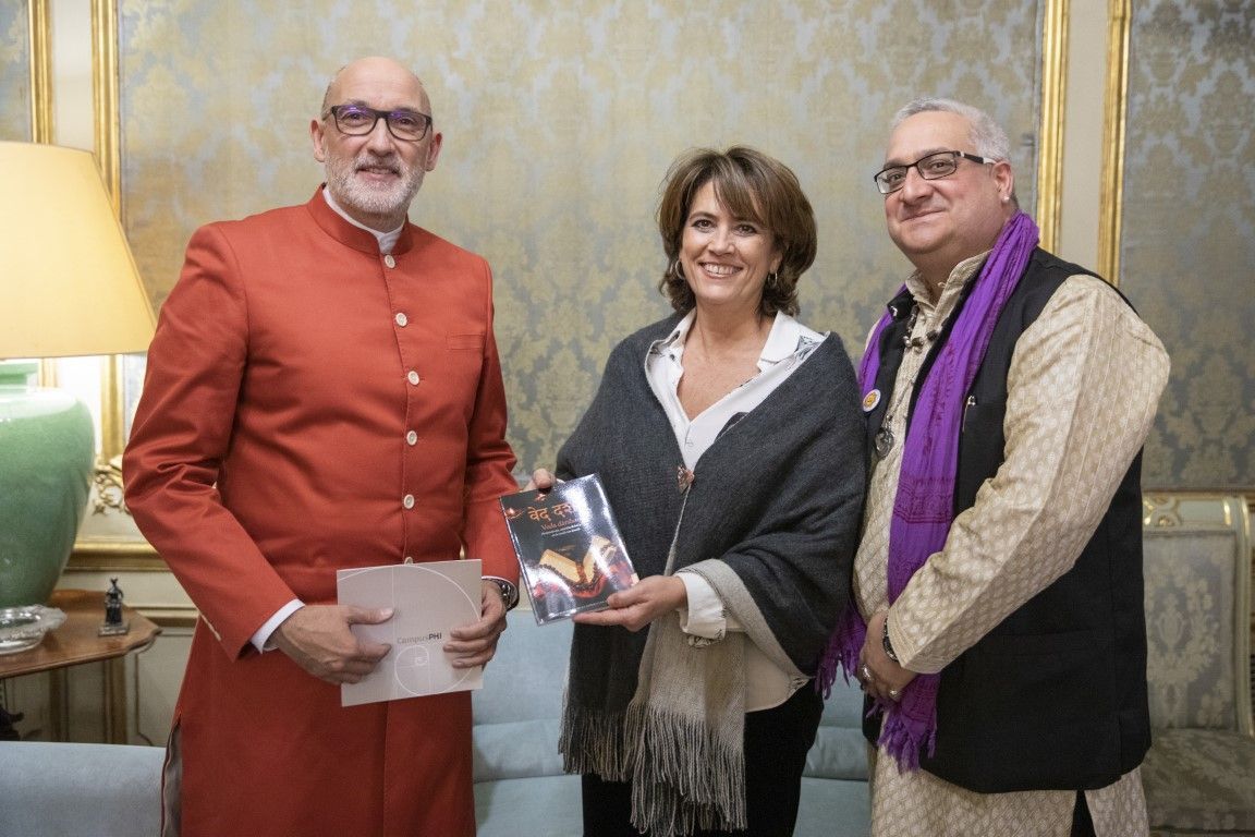 La Ministra de Justicia Dolores Delgado Garcia con el presidente de la FHE Juan Carlos Ramchandani y Swami Rameshwarananda