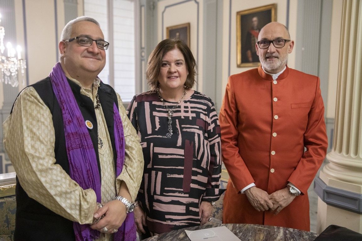Ramchandani y Swami ji junto a la Subidrectora General de Relaciones con las Confesiones, Mercedes Murillo