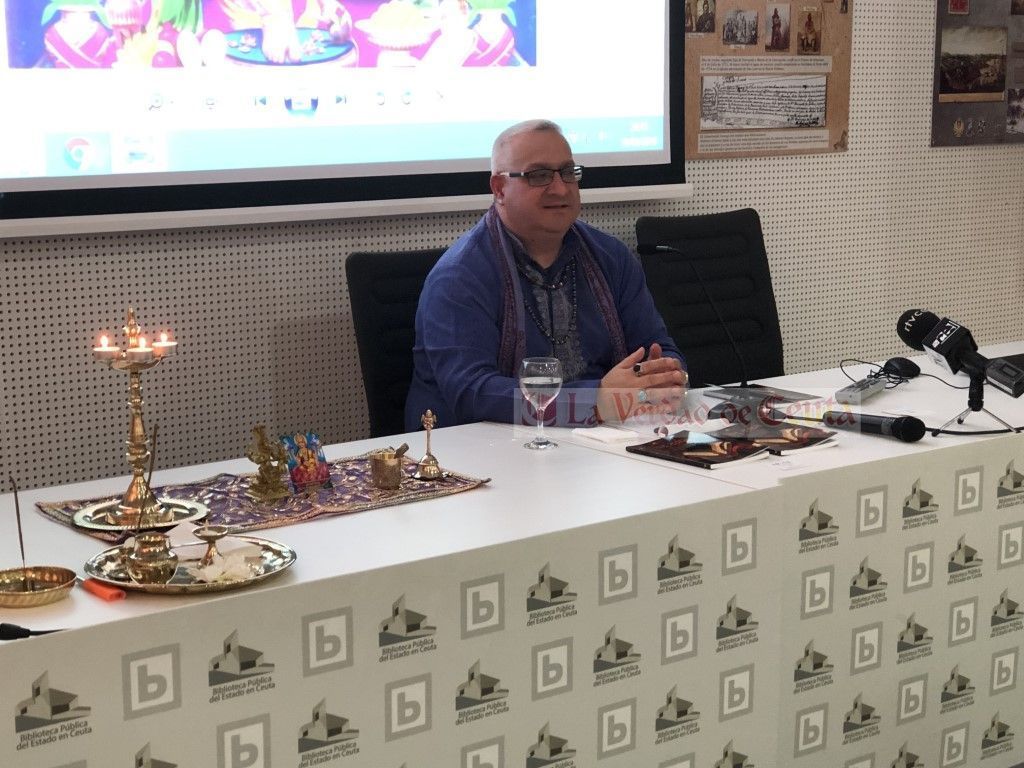 La Biblioteca Pública se viste de solemnidad para la presentación del libro 'Veda dárshana'