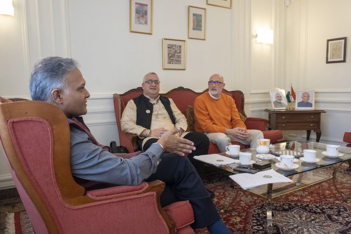El Embajador con Ramchandani y Swamiji