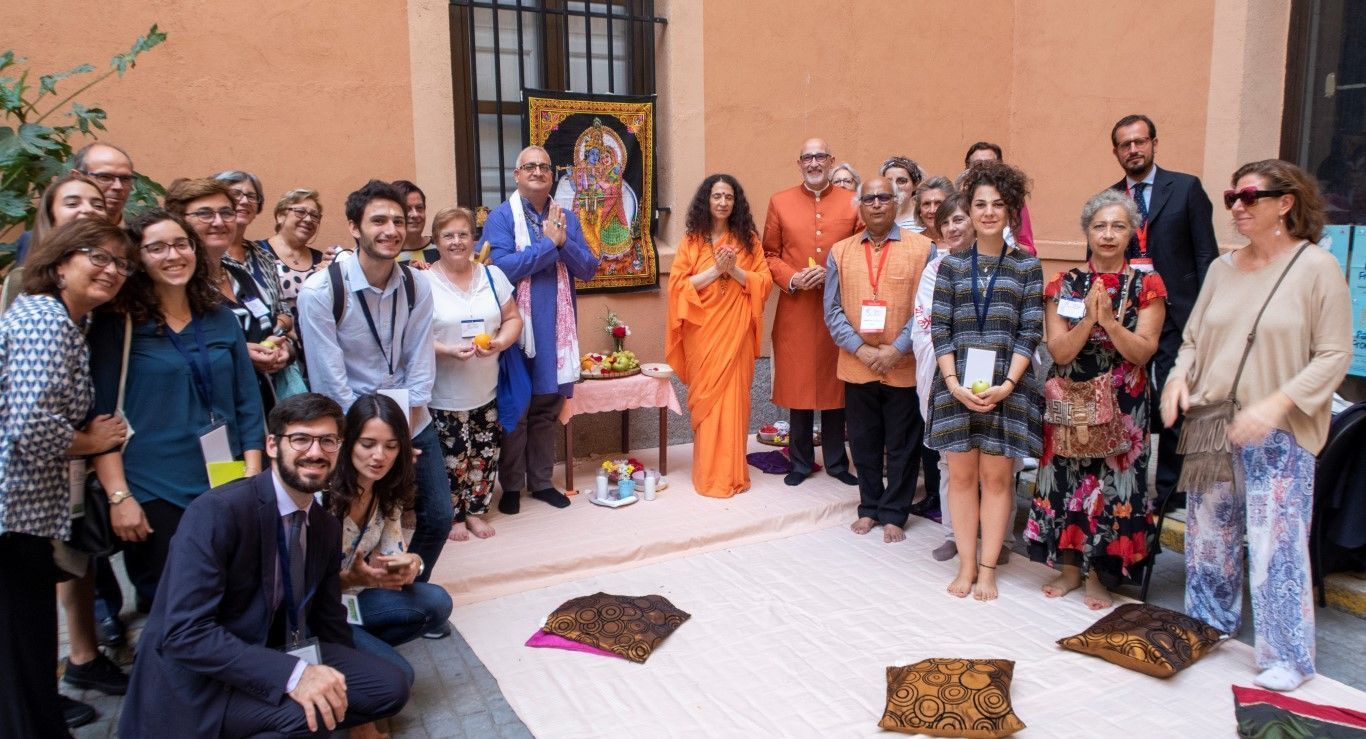 Foto de grupo de los participantes en la oración hindú por la paz.