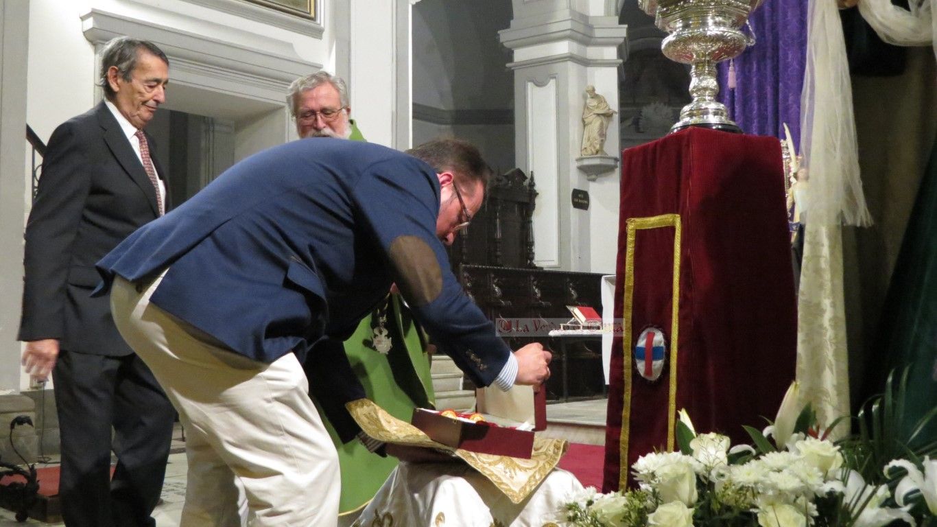 La Virgen de los Dolores recibe un fajín