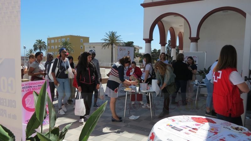 El Centro Asesor de la Mujer conciencia sobre el derecho de las mujeres a gozar de una salud integral.