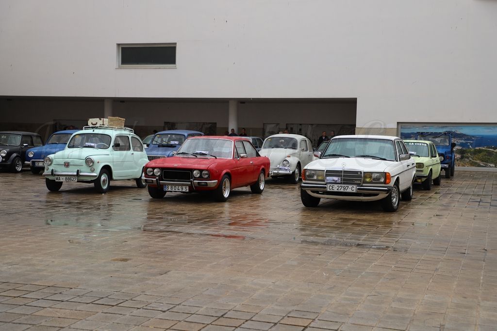 La Plaza Nelson Mandela acoge una exposición de coches de época