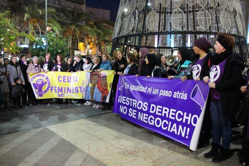 La plaza de los Reyes se tiñe de morado a golpe de pitidos
