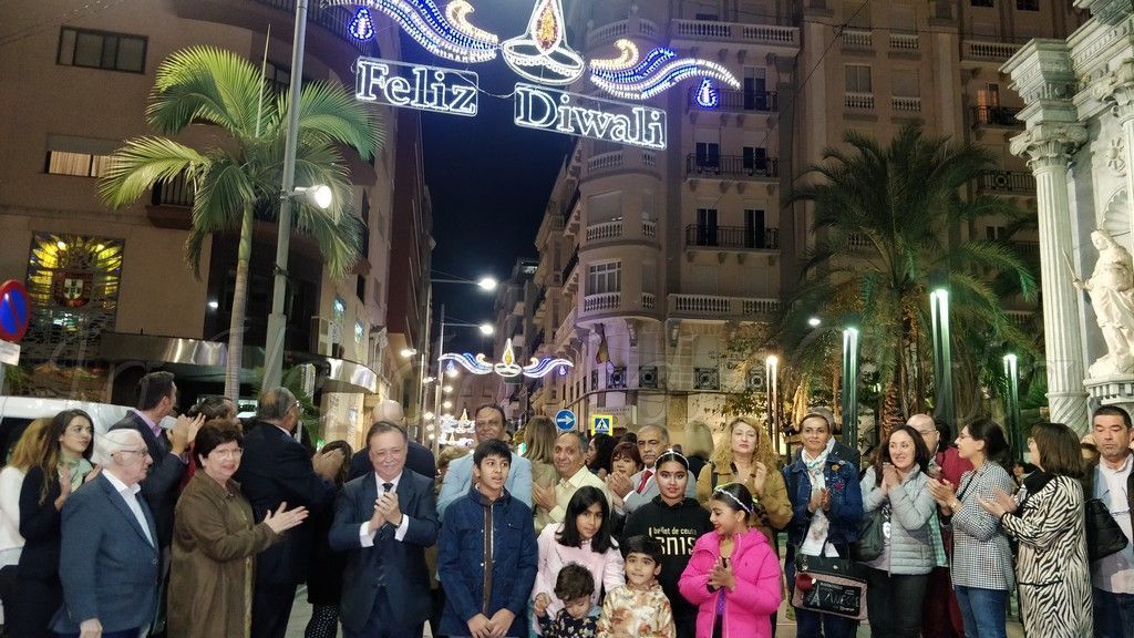 La Comunidad Hindú inicia la celebración del Diwali con la inauguración del alumbrado extraordinario