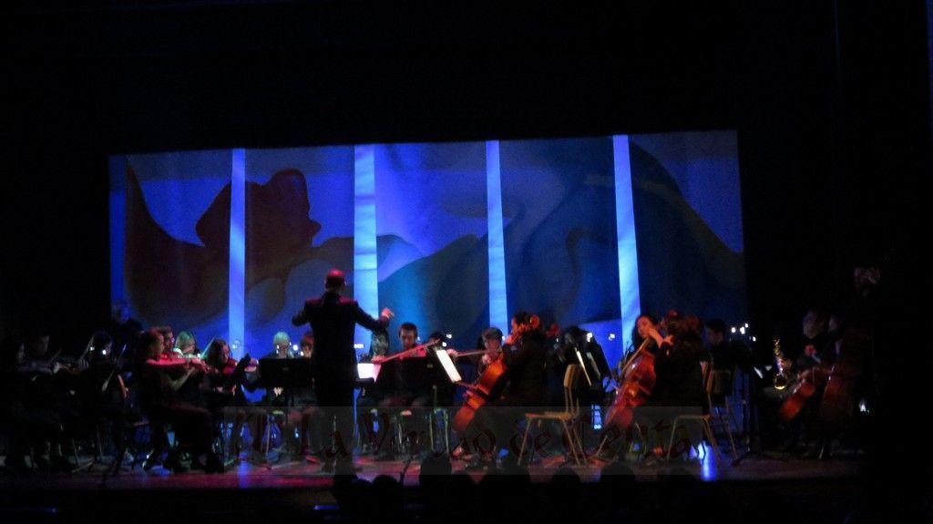 La inauguración oficial de la Escuela de Arte da la bienvenida al público con un espectáculo de música, teatro y danza