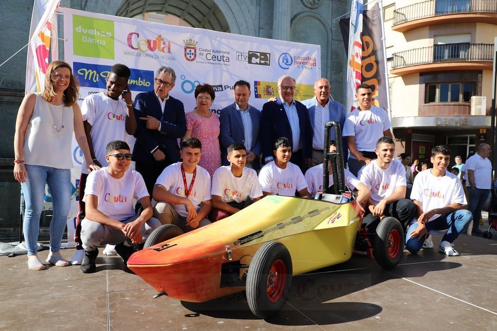 El IES Almina presenta su coche de inercia en una exitosa I Feria de las Ciencias.
