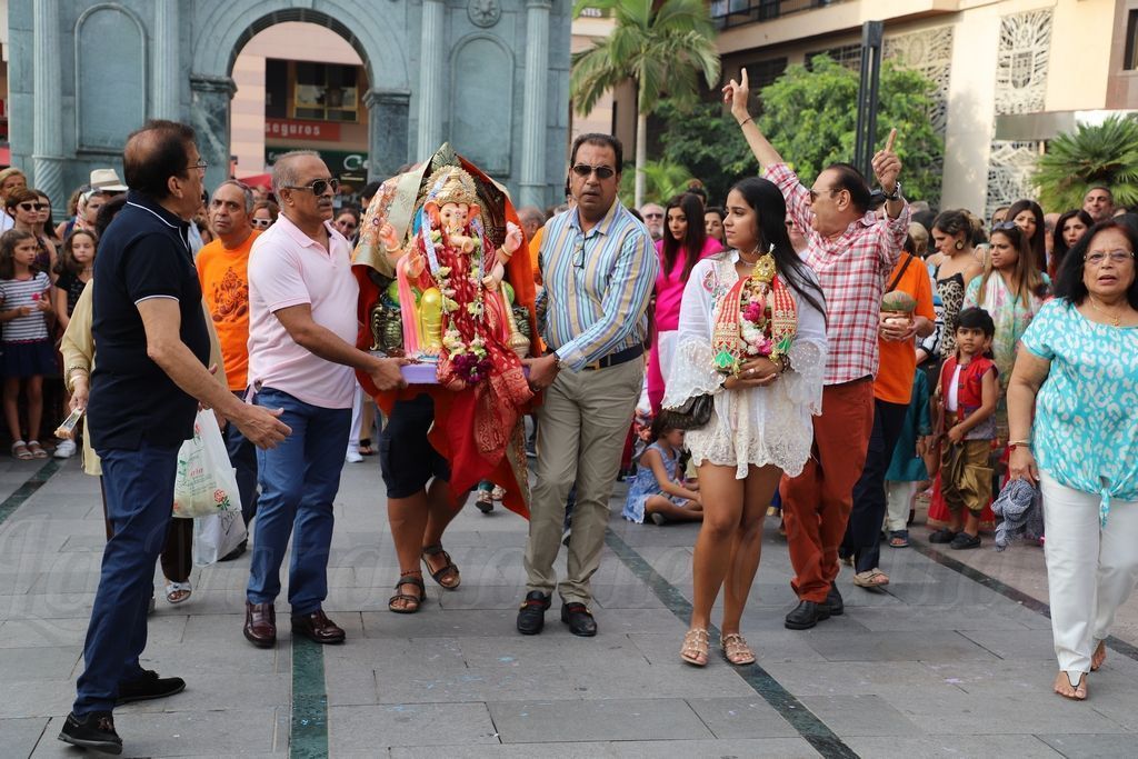 Ganesh bendice las aguas de Ceuta en un acto organizado en la plaza de los Reyes.(Galería de imágenes)