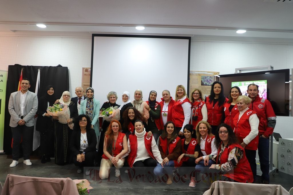 Todos los galardonados con los padres de la doctora Soraya y la presidenta del MDyC, Fátima Hamed.