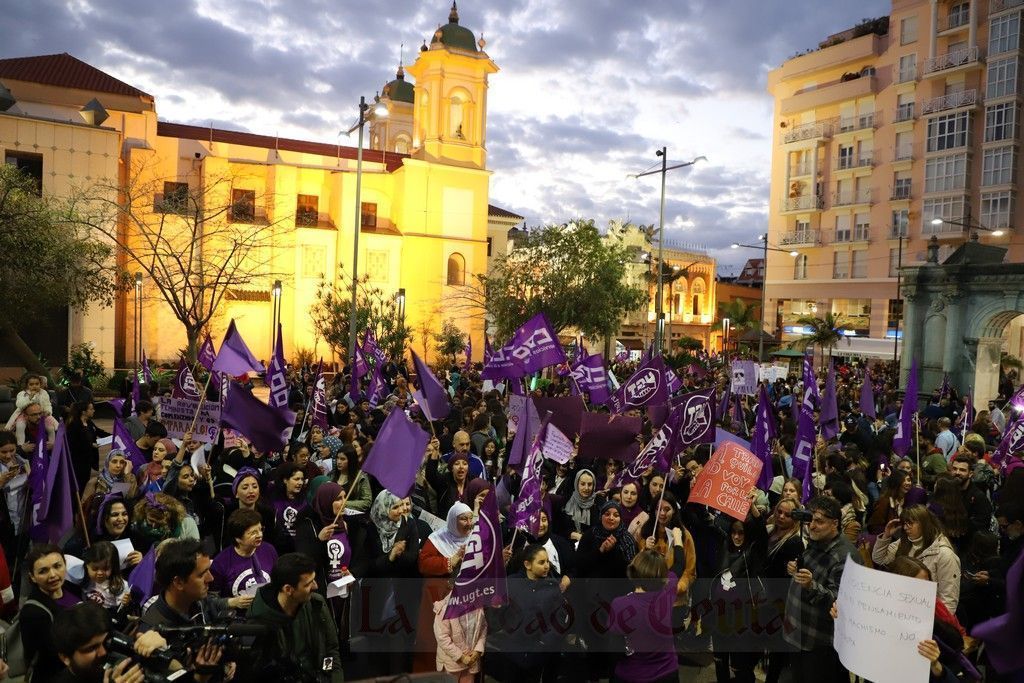 Una marea morada de 400 mujeres gritan por la igualdad efectiva este 8 de marzo en Ceuta