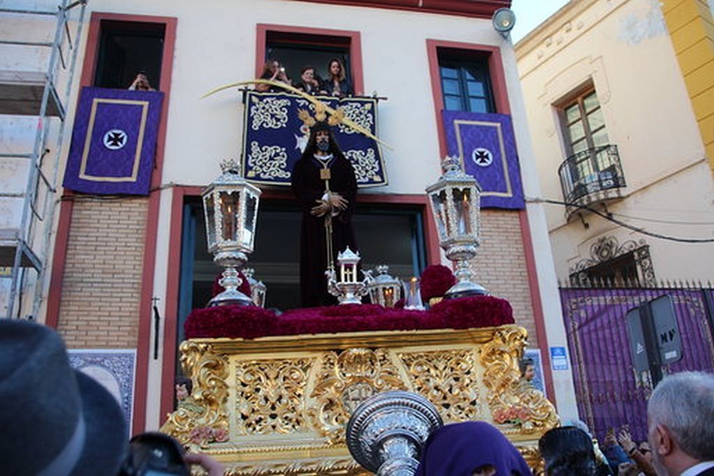 El Señor de Ceuta libera a M.L.A. antes de iniciar su Estación de Penitencia .