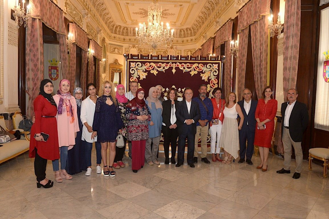 Las alumnas del taller de empleo “Reposteros y Pendón de Ceuta” entregan a Vivas una réplica del Pendón de la Ciudad