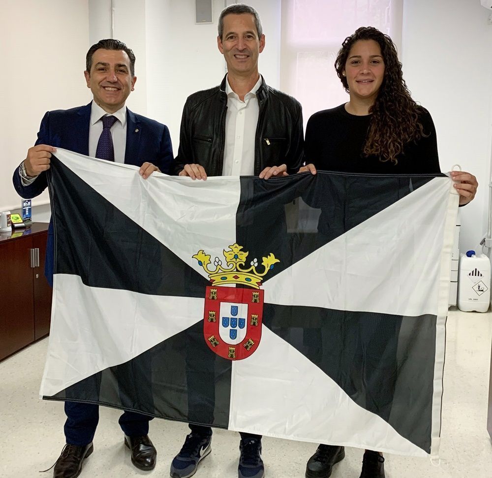 Entregan la bandera de Ceuta al atleta ceutí que correrá la maratón de Nueva York por la 'piel de mariposa'