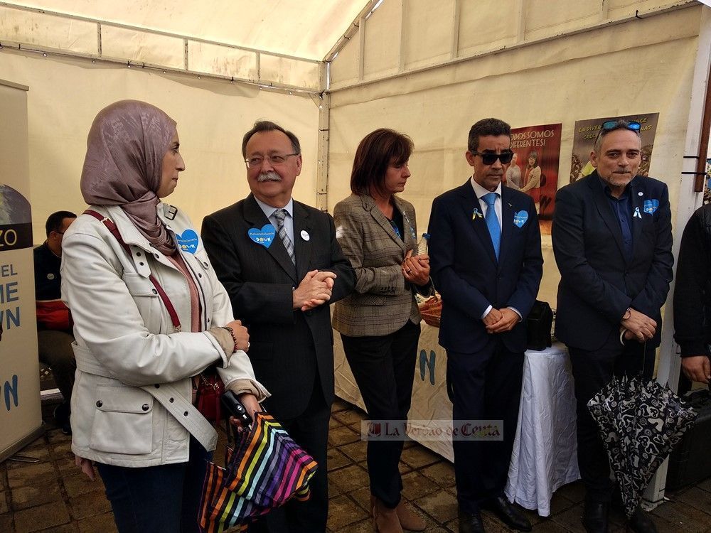 El stand por el Día Mundial del Síndrome de Down ha contado con la visita del Presidente de la Ciudad, Juan Vivas, y los portavoces de partidos políticos.