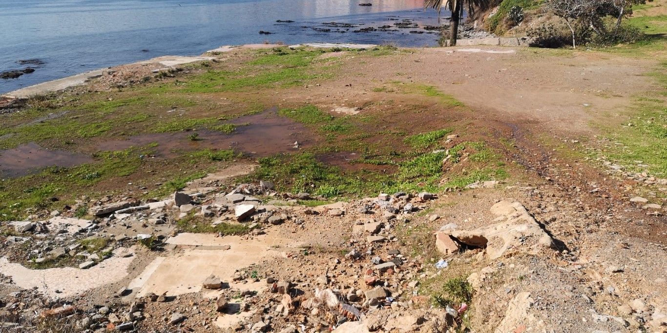 Los vecinos de Miramar Bajo y Juan XXIII se quejan de una fuga de agua en la zona