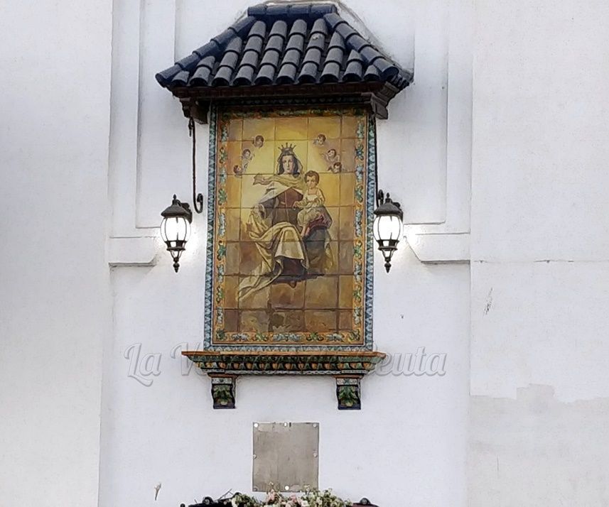 Restaurado, a medias, el cepillo del mosaico de la Virgen del Carmen
