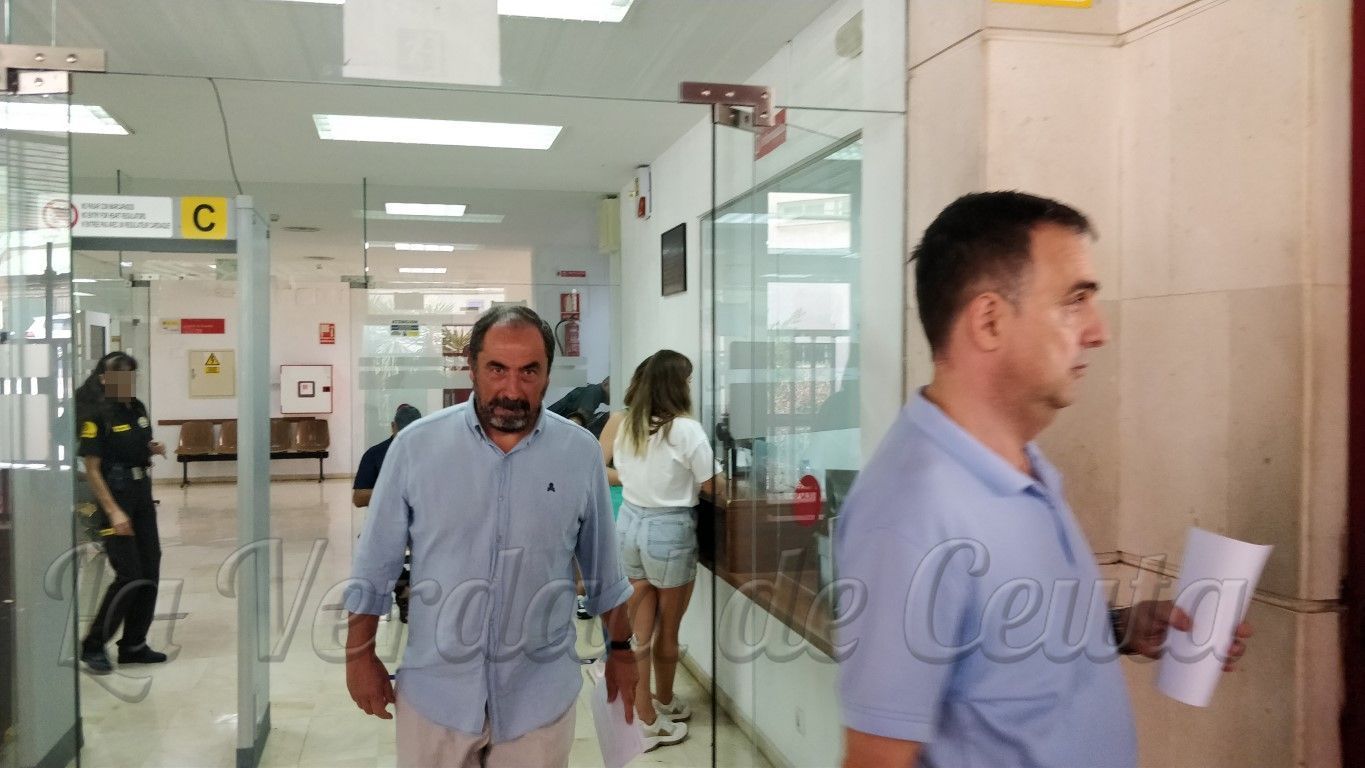 Juan Martín a su salida del juzgado con su letrado