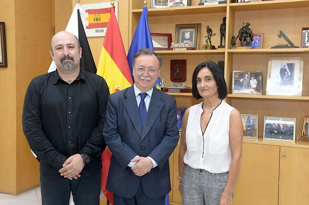 Vivas saluda a los dos ceutíes que recibieron la Orden del Mérito Civil.