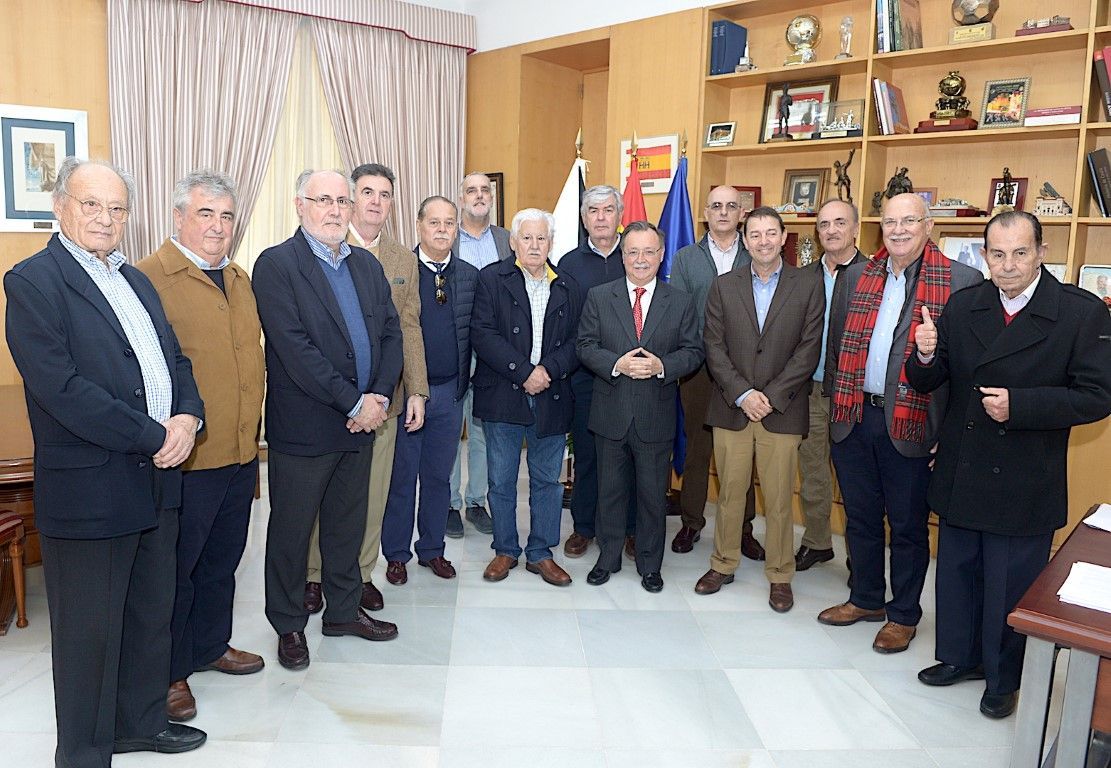 Juan Vivas recibe a un grupo de antiguos marinos