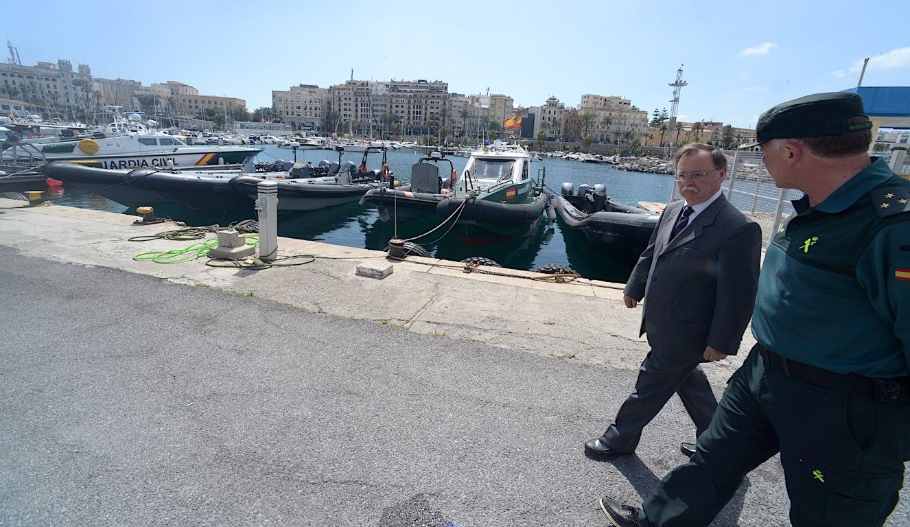 Vivas comprueba la retirada de las embarcaciones incautadas por la Guardia Civil