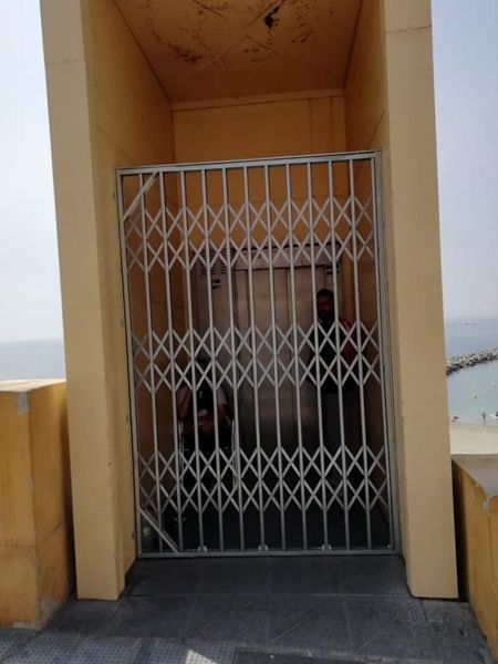 Instalan una doble verja de seguridad en el ascensor de la Ribera