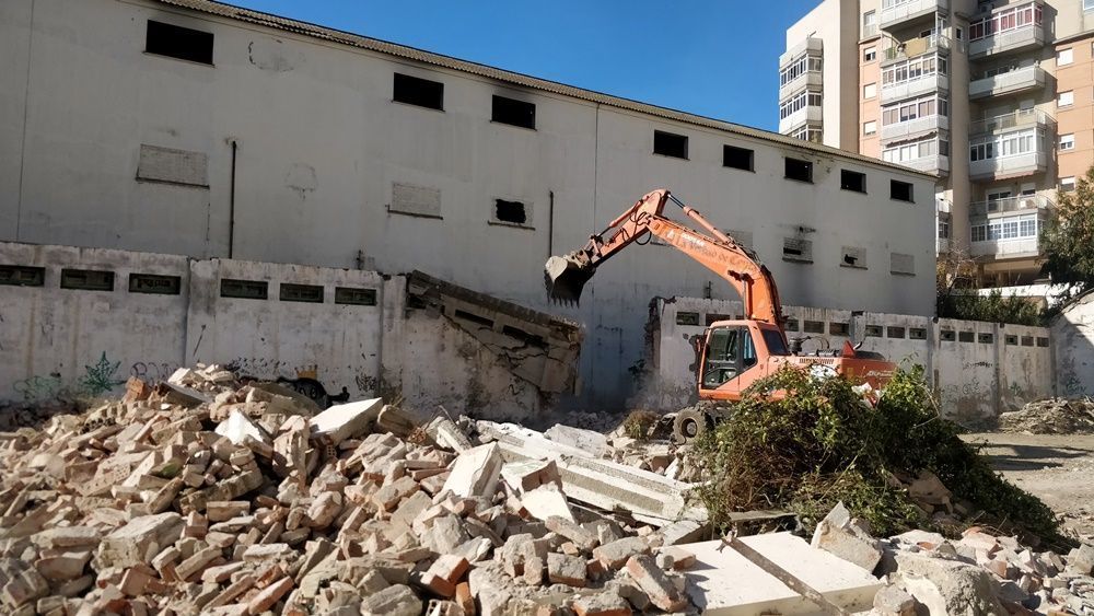Este miércoles ha comenzado la demolición de los barracones del Sardinero.