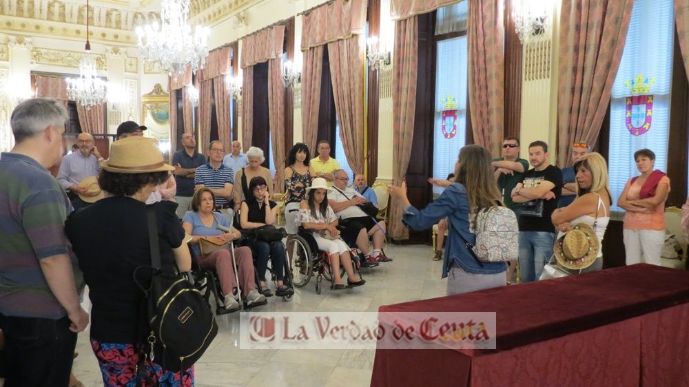 Un grupo de turistas de Cocemfe visita el Palacio Autonómico
