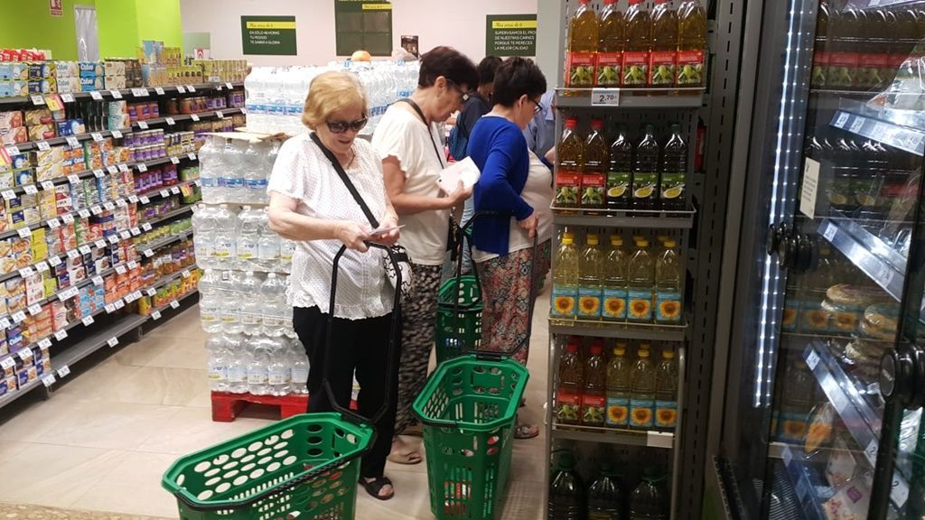 Los usuarios de la Fundación Gallardo disfrutan de una mañana de compras 