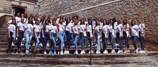 Las candidatas a Miss World Spain, entre ellas la de Ceuta, recogen plásticos en Melilla