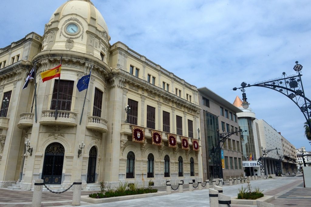Los cinco nuevos reposteros ya están colocados en la balconada del Ayuntamiento.
