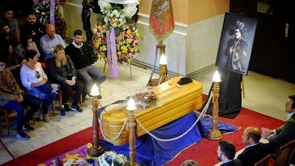 Cádiz despide entre lágrimas al autor Juan Carlos Aragón