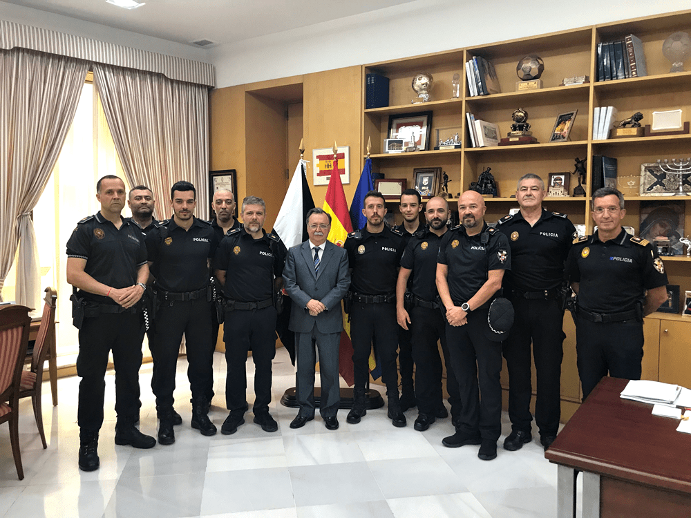 Vivas saluda y felicita a los policías locales que atendieron el siniestro del “vehículo patera”