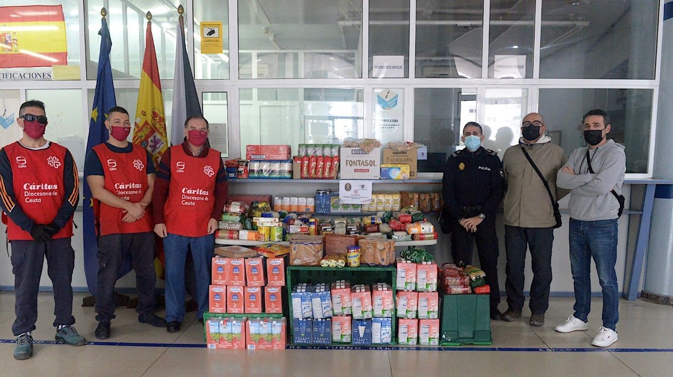 Policía Local y Asociación San Urbano donan alimentos a Cáritas