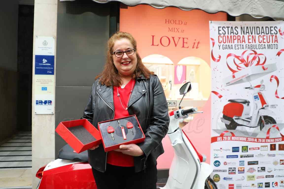 África Domínguez recibe la motocicleta de la campaña navideña del Centro Comercial Abierto