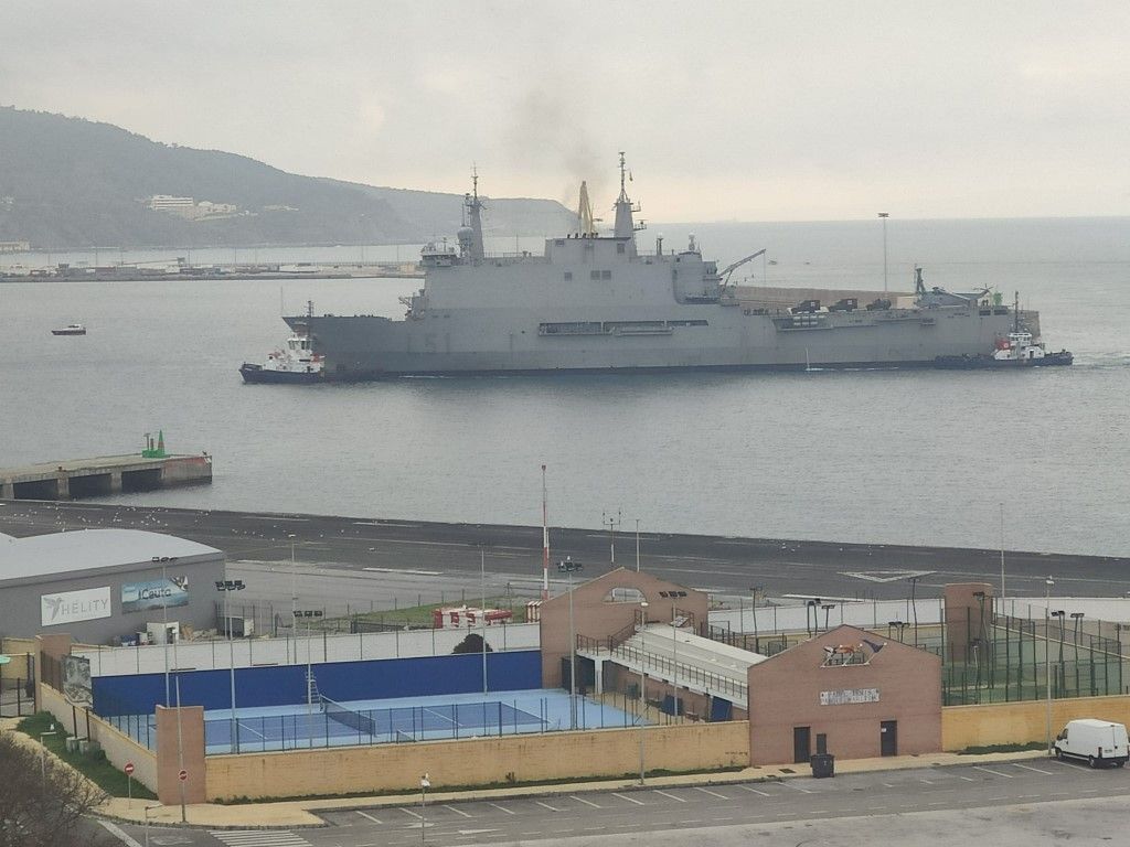 El buque de asalto “Galicia” se incorpora a Valencia al apoyo de las inundaciones