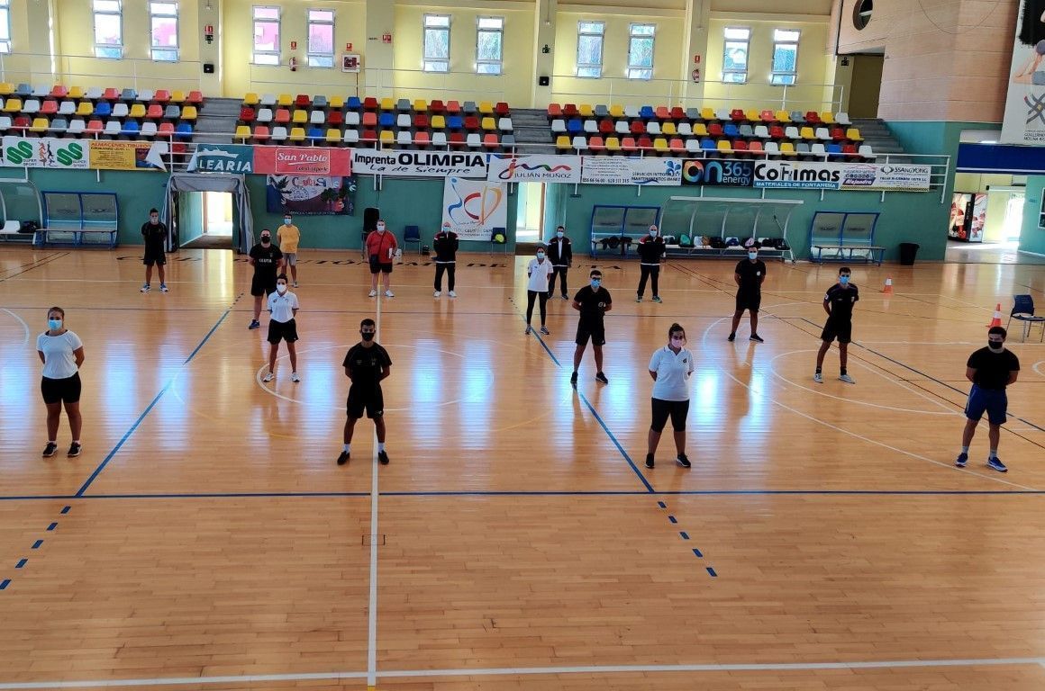 Los árbitros y cronos nacionales de fútbol sala realizan el primer control físico