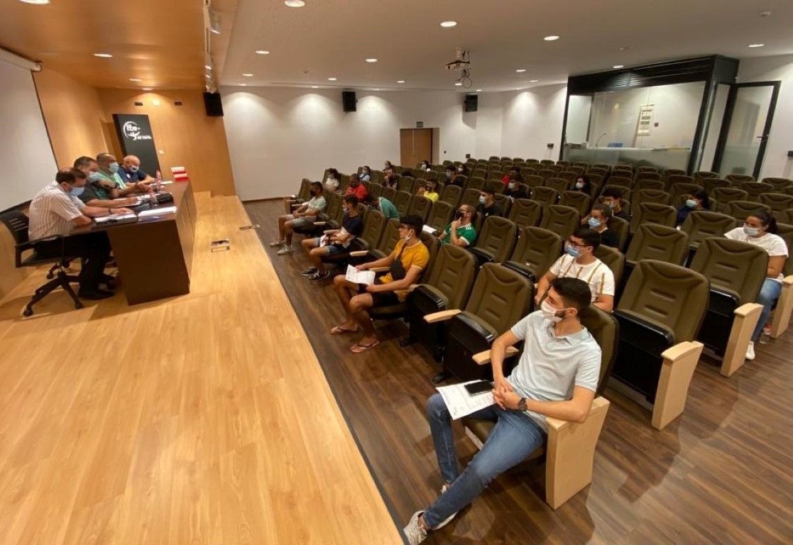Toma de contacto del Comité de Árbitros de la FFCE con los colegiados de fútbol sala 