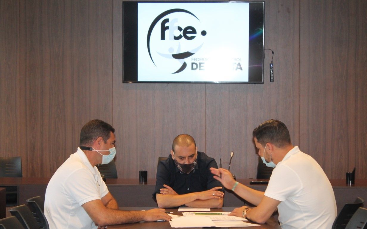 La FFCE informa a los equipos nacionales de fútbol del plan de actuación para iniciar los entrenamientos  