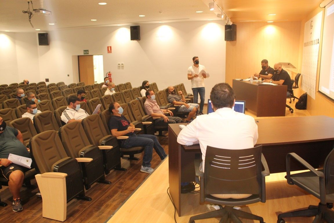 La FFCE explica a los clubes de la Base el Protocolo Covid