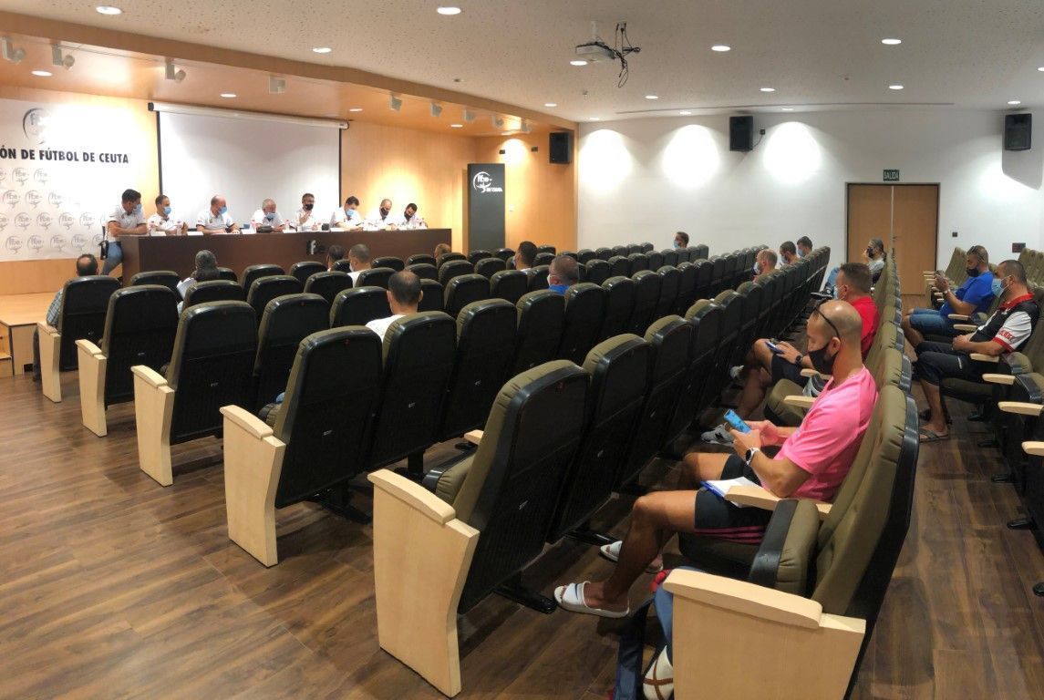 La Comisión de Fútbol Base de la FFCE traslada a los equipos el desarrollo de la nueva temporada   