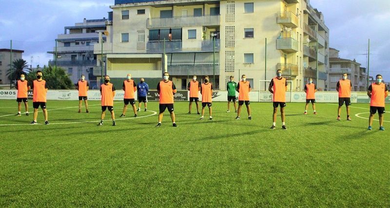 Pruebas físicas para los árbitros y asistentes nacionales de fútbol previas al inicio de temporada
