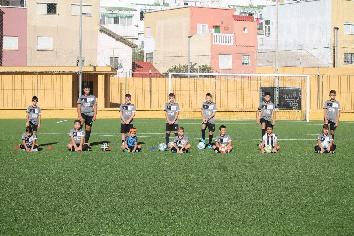Las Escuelas de Fútbol 8 y Porteros empiezan a funcionar en el Martínez ‘Pirri’  