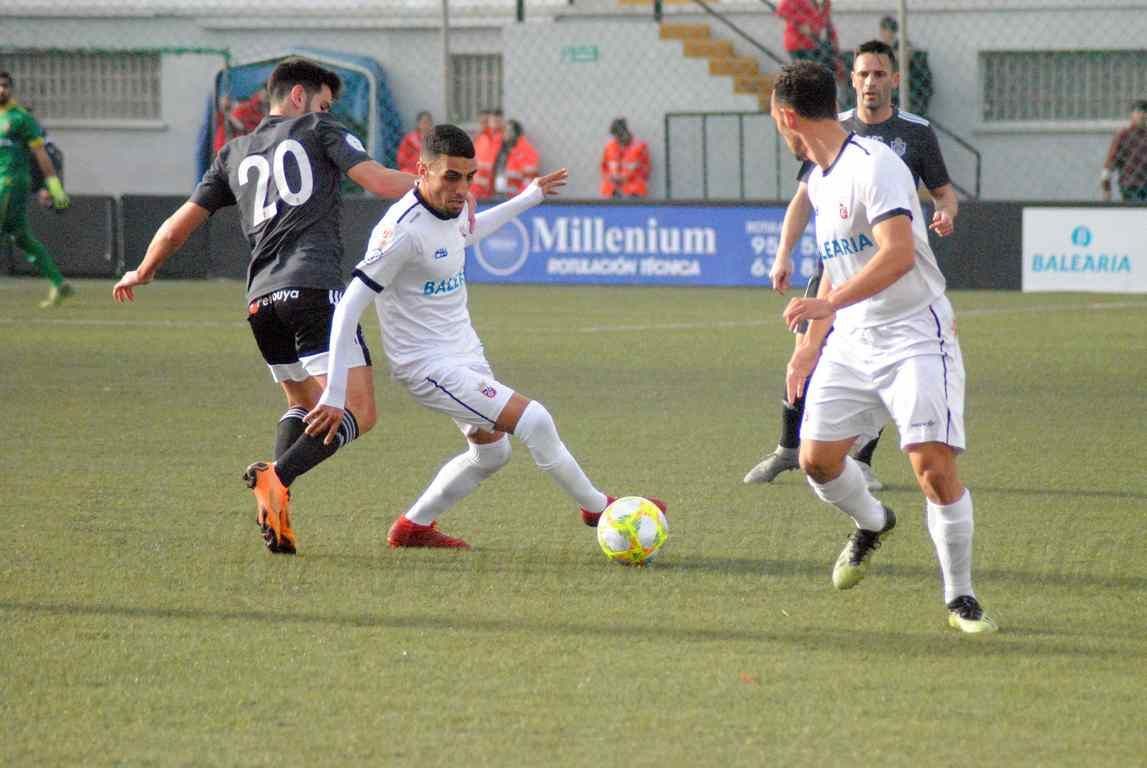 La AD Ceuta sufre pero supera al Utrera en el ‘Alfonso Murube’
