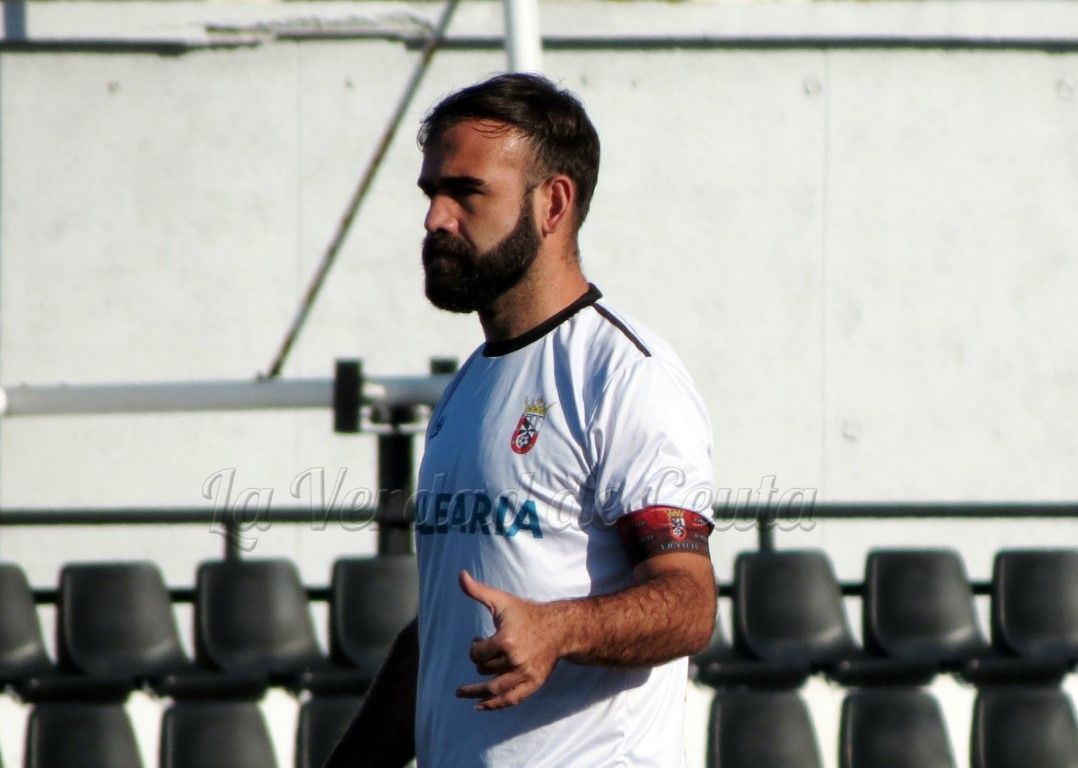 Víctor, capitán de la AD Ceuta, renueva hasta el 2022