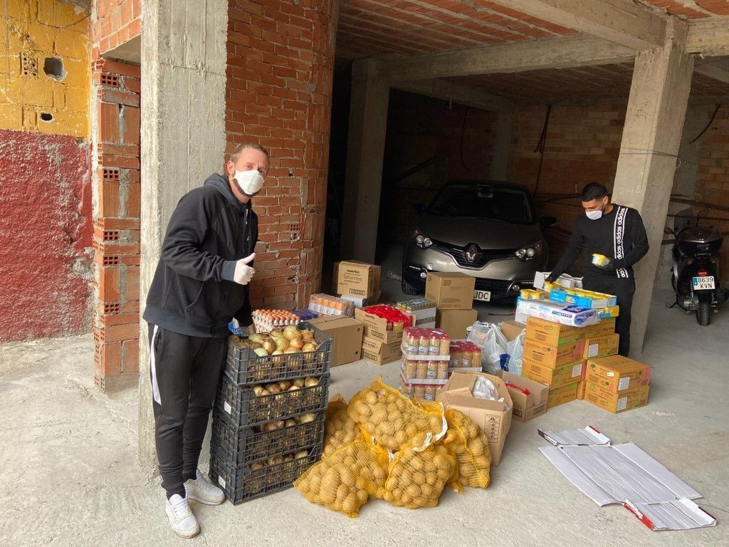 La AD Ceuta hace entrega de un pack de alimentos a 32 familias