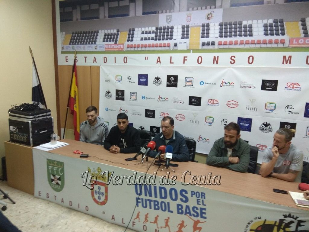 Los técnicos y jugadores de la AD Ceuta apoyan a Luhay Hamido