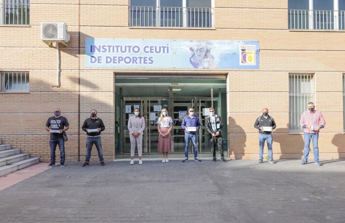 La consejera de Deportes entrega test rápidos a varios clubes de categoría nacional