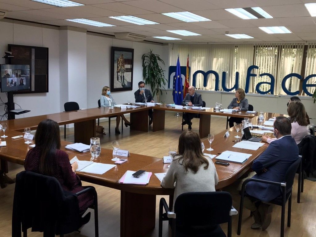 Muface amplía la cuantía de las becas de estudio y convocará ayudas para mujeres víctimas de violencia de género