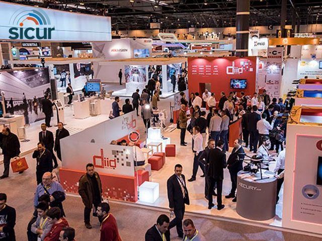 Un grupo de alumnos del Clara Campoamor visita SICUR 2020